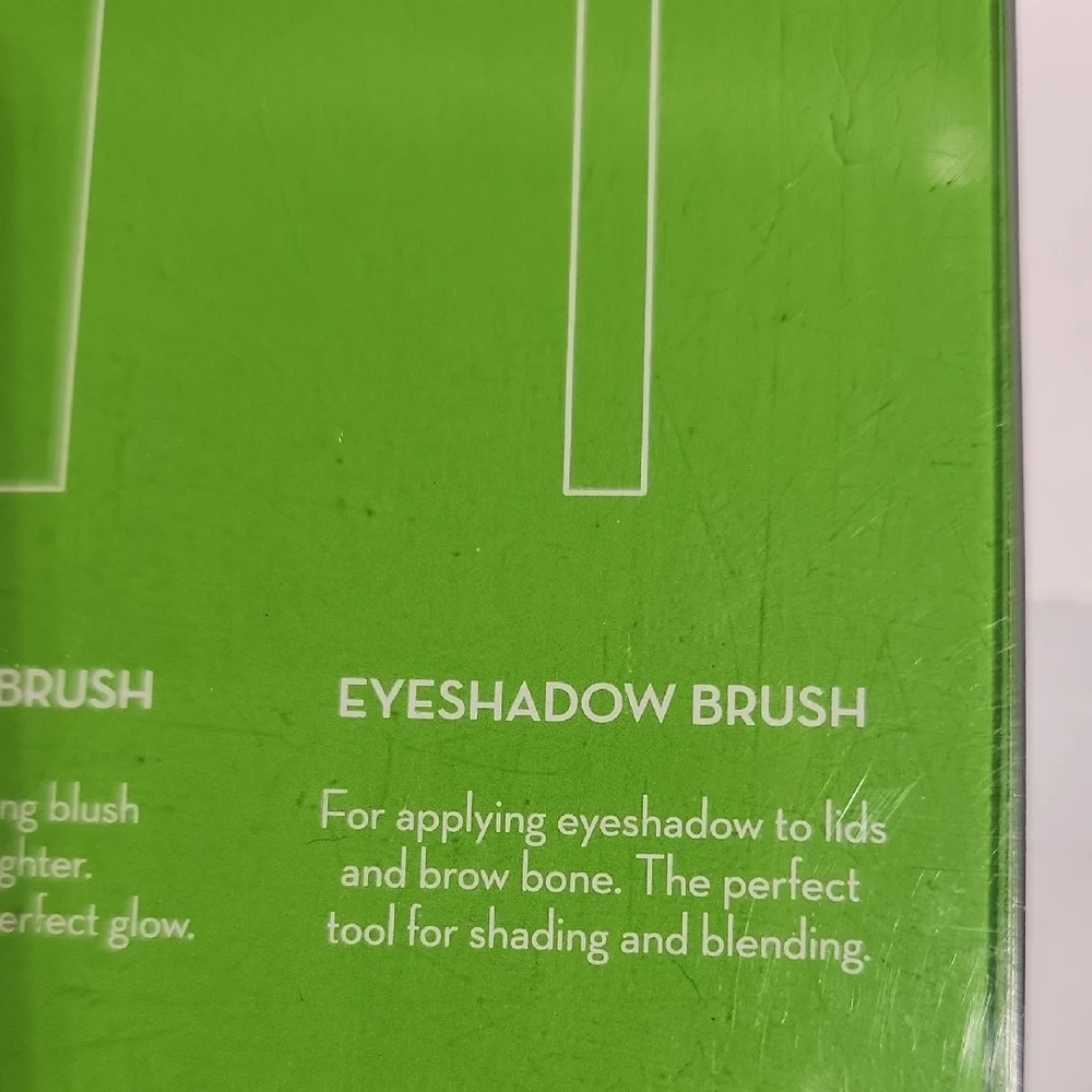C. Wonder Pink 4-Piece Essential Makeup Brush Set Brand New With Box